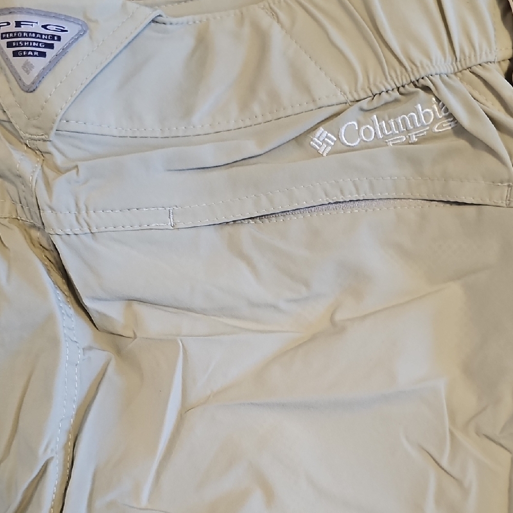 Columbia Women's Beige Cargo Shorts - Picture 4 of 5